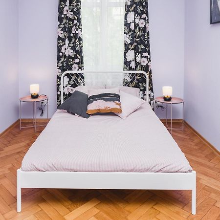 Modern Urban Escape - Old Town Apartment - By Upstairs Красков Екстериор снимка