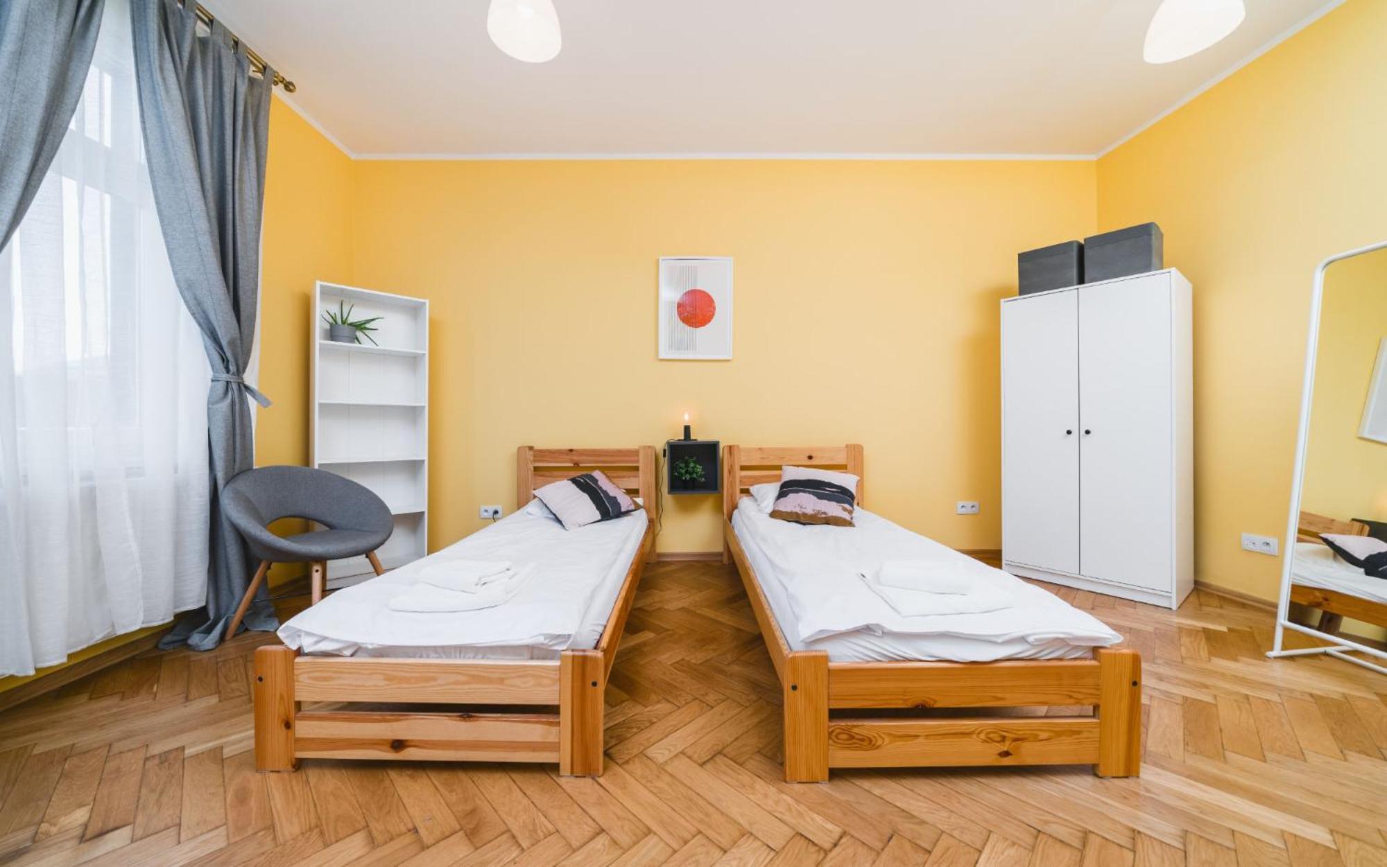 Modern Urban Escape - Old Town Apartment - By Upstairs Красков Екстериор снимка