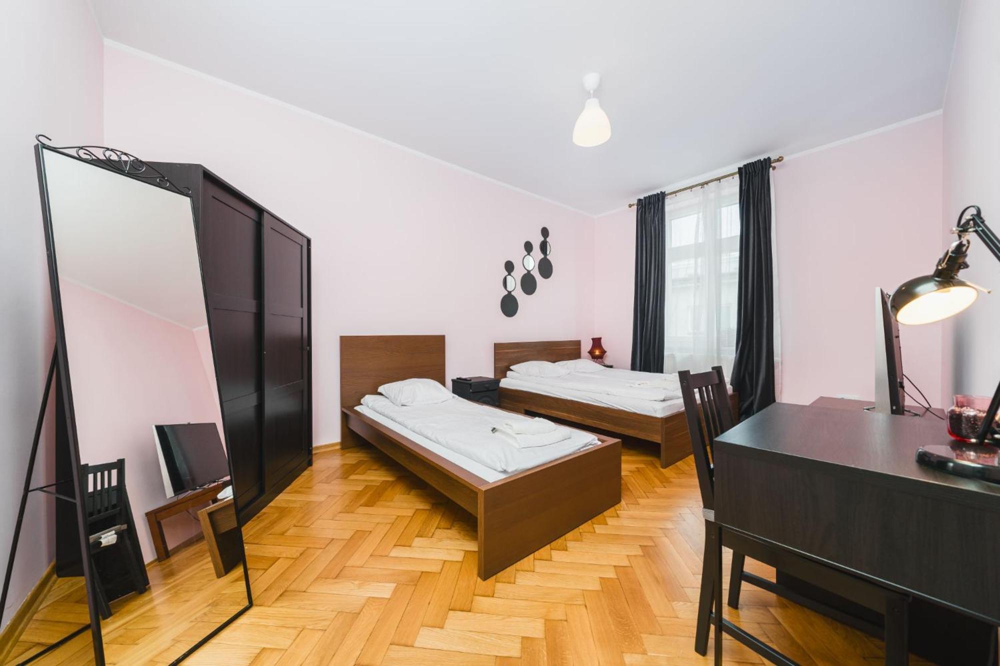 Modern Urban Escape - Old Town Apartment - By Upstairs Красков Екстериор снимка