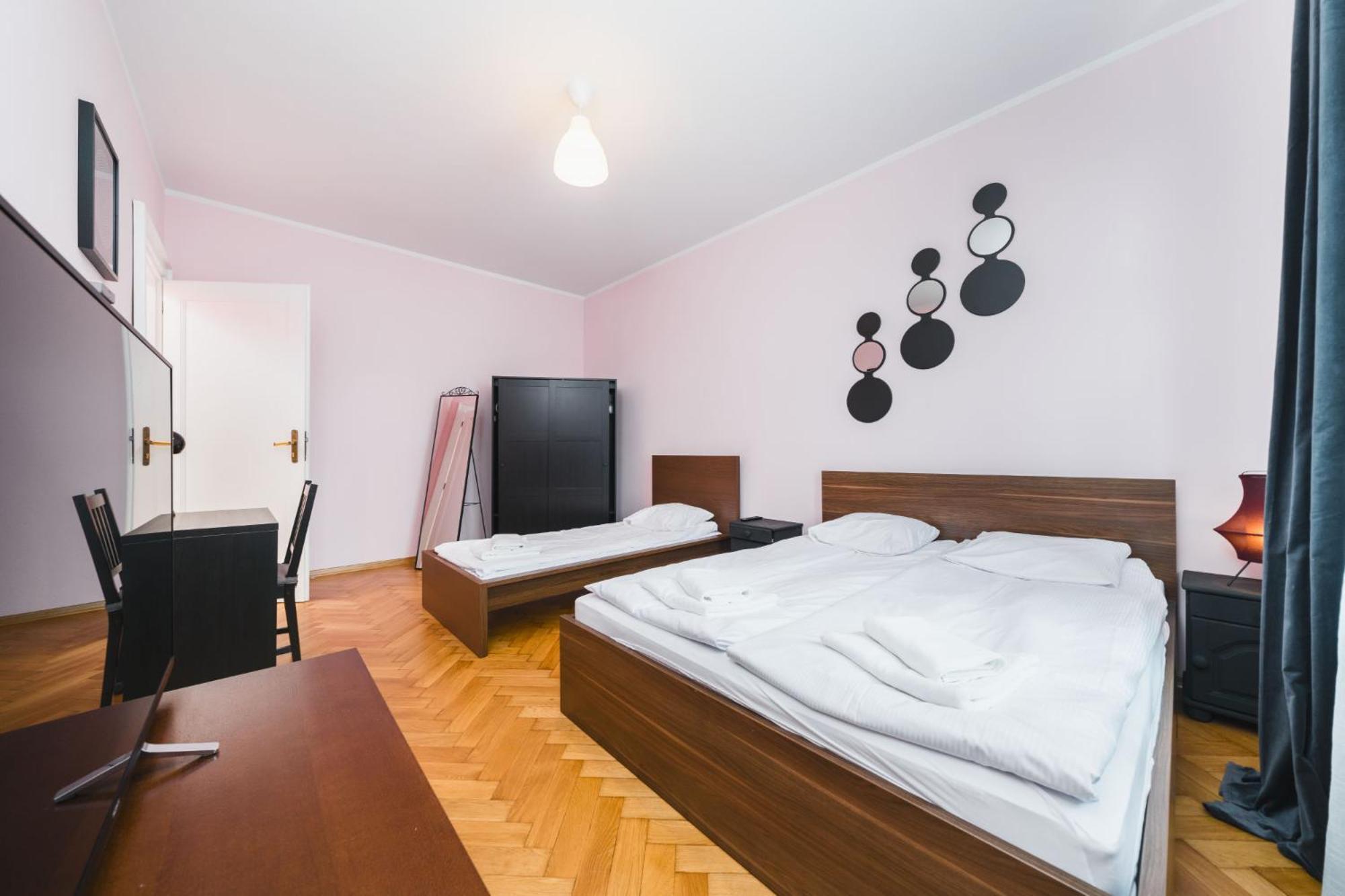 Modern Urban Escape - Old Town Apartment - By Upstairs Красков Екстериор снимка