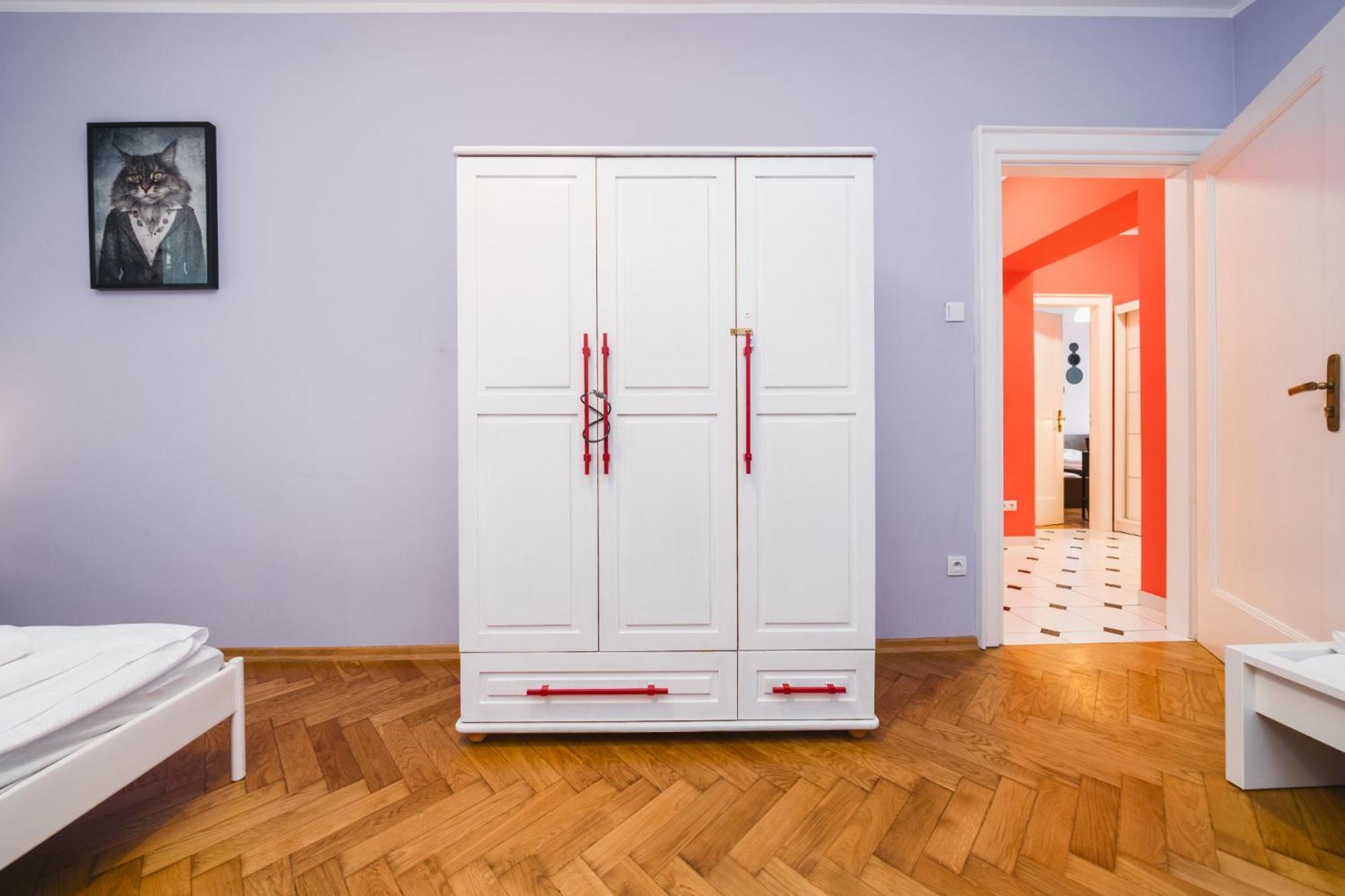 Modern Urban Escape - Old Town Apartment - By Upstairs Красков Екстериор снимка